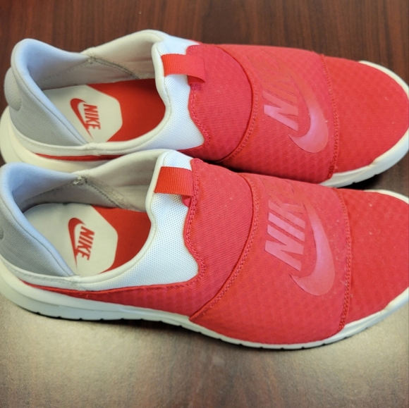 Nike Benassi slip-on shoe university red size 11 - Picture 2 of 6